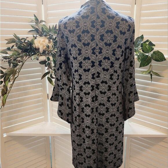CHICOS GEOMETRIC BLACK & WHITE LINED BELL SLEEVE DRESS SIZE  0(SMALL) - Picture 3 of 6